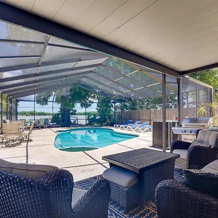 Waterfront Gem With Pool, Dock And Lanai In Tampa! Villa